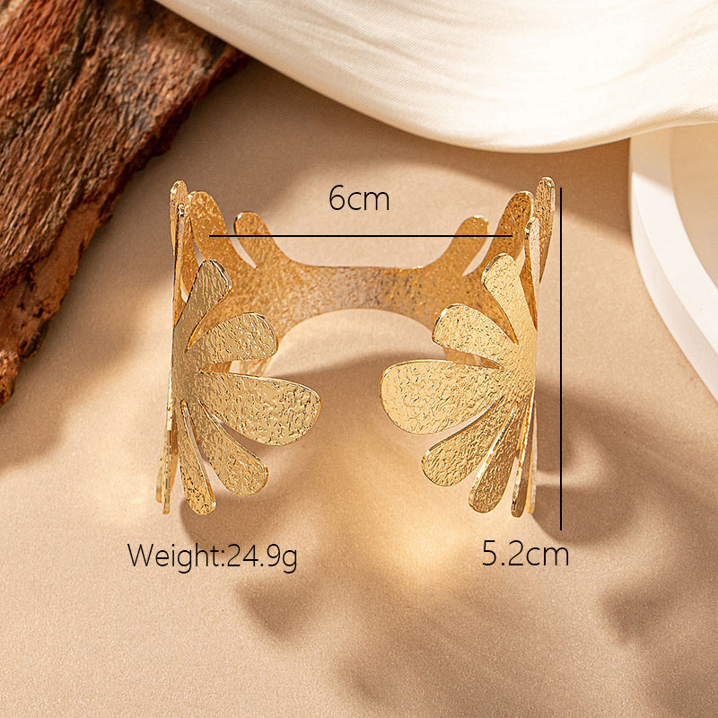 Elegant Luxurious Leaves Alloy Ferroalloy Twist Plating 14k Gold Plated Women's Bangle