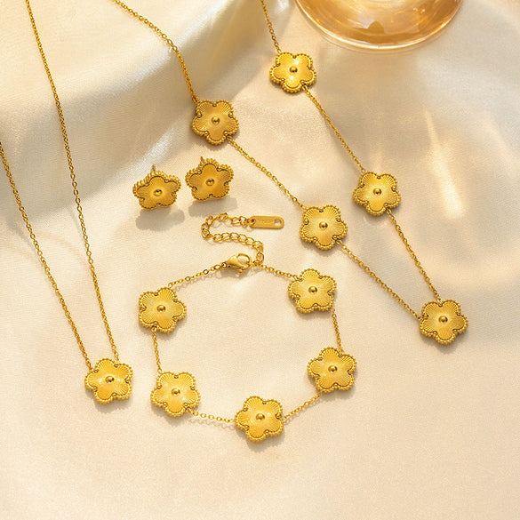 Moderate Luxury Quadrilateral Geometric Heart Titanium Steel 18K Gold Plated Necklaces