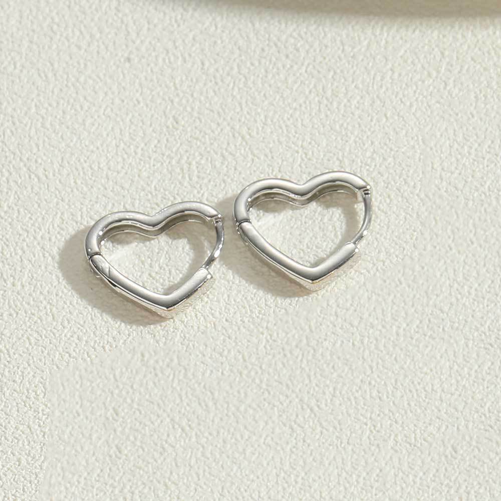 Amazon's popular love French retro earrings independent station new heart-shaped design simple high-end texture earrings