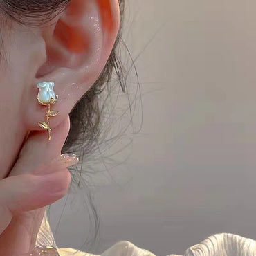 S925 Silver Needle Shell Flower Asymmetrical Stud Earrings Korean Temperament Internet Celebrity Niche Earrings Premium Simple Earrings