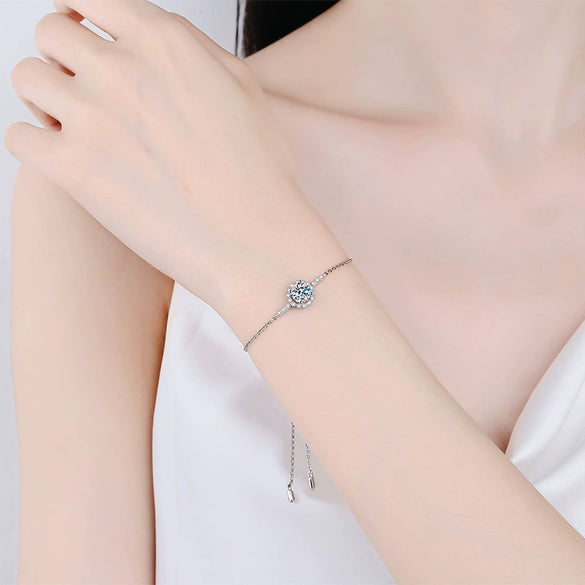 Adjustable Women's S925 Sterling Silver Daisy Bracelet With Platinum Plated Moissanite And Electroplating Treatment