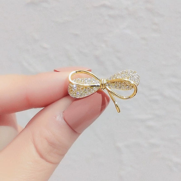 Alloy Antiglare Women's Shirt Collar Brooch Buckle With Flower Pattern And Electroplating Process