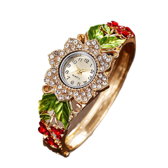 Alloy Bracelet Quartz Watch For Women With Round Dial Fashion Style