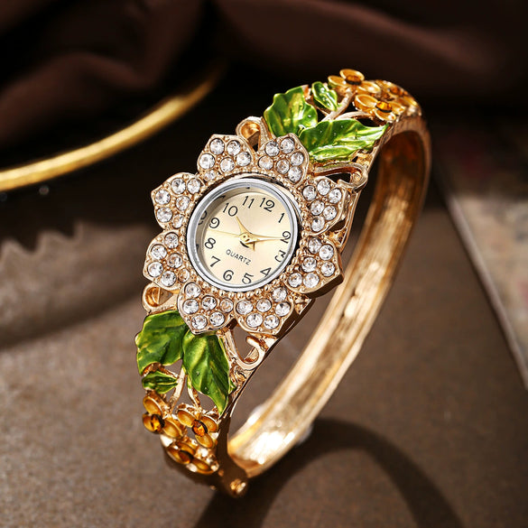 Alloy Bracelet Quartz Watch For Women With Round Dial Fashion Style