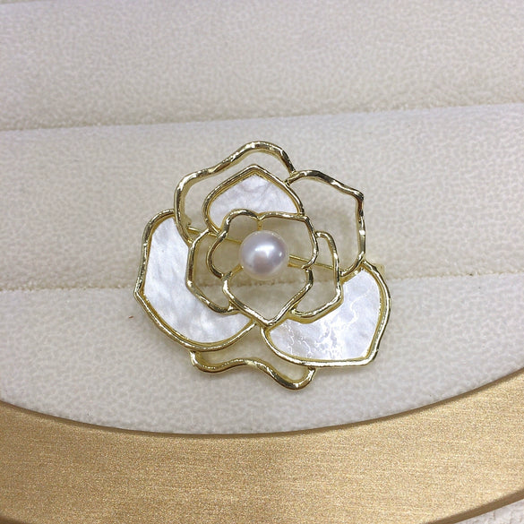 Alloy Brooch Inlaid With Natural Freshwater Pearls Insect Pattern Camellia Rabbit Christmas Tree Style For Women