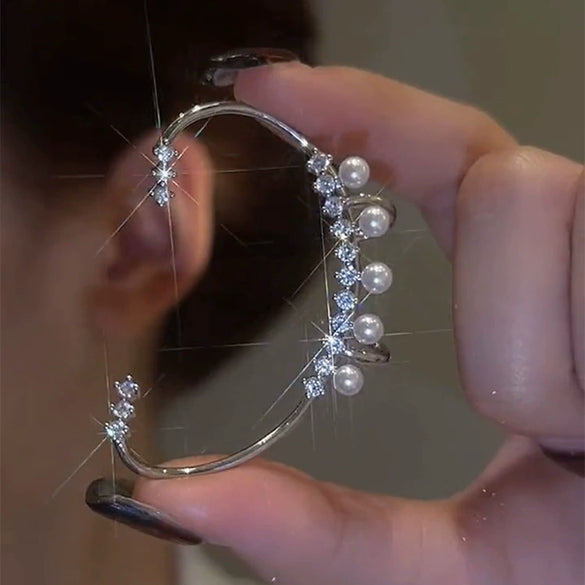 Alloy Butterfly Ear Clip With Diamond And Geometric Design For Women
