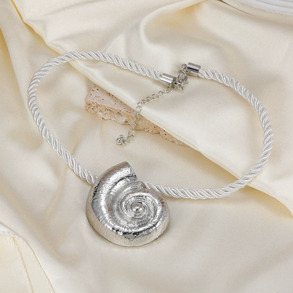 Alloy Conch Women's Exaggerated Retro Metal Pendant Necklace With Snake Bone Chain And Geometric Pattern Electroplated For Summer Beach Holiday Style