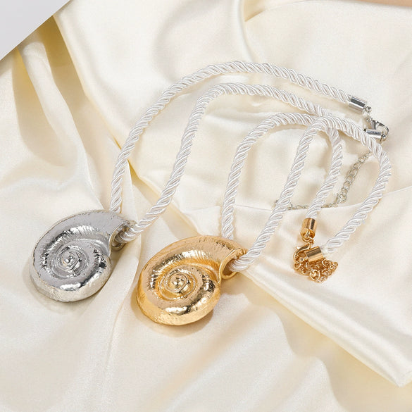 Alloy Conch Women's Exaggerated Retro Metal Pendant Necklace With Snake Bone Chain And Geometric Pattern Electroplated For Summer Beach Holiday Style