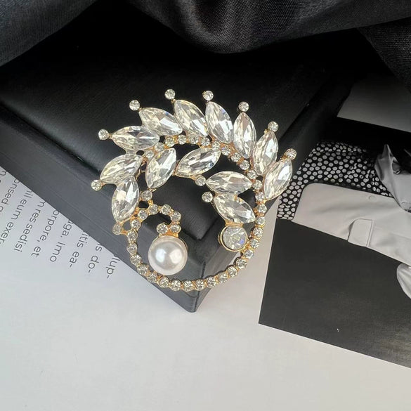 Alloy Crystal Brooch With Leaf Pattern And Electroplating Retro Feminine And Unisex Suit Accessory