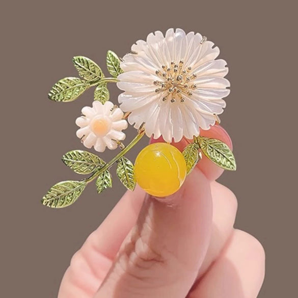Alloy Daisy Flower Brooch Electroplated For Men And Women Natural Style