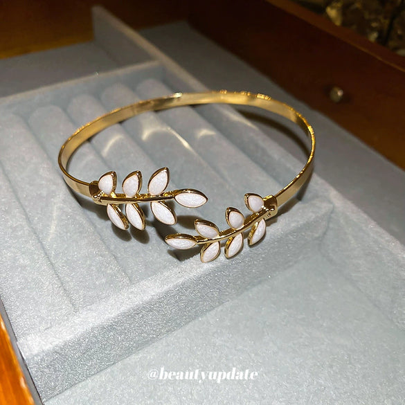 Alloy Dropping Leaves Open Bracelet Minimalist Style With Dripping Oil Treatment For Women