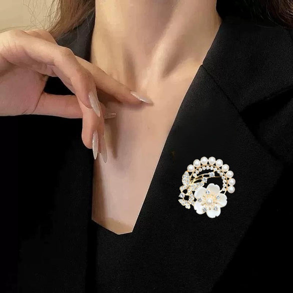 Alloy Flower Brooch Accessories With Pearl And Diamondencrusted Vintage Style
