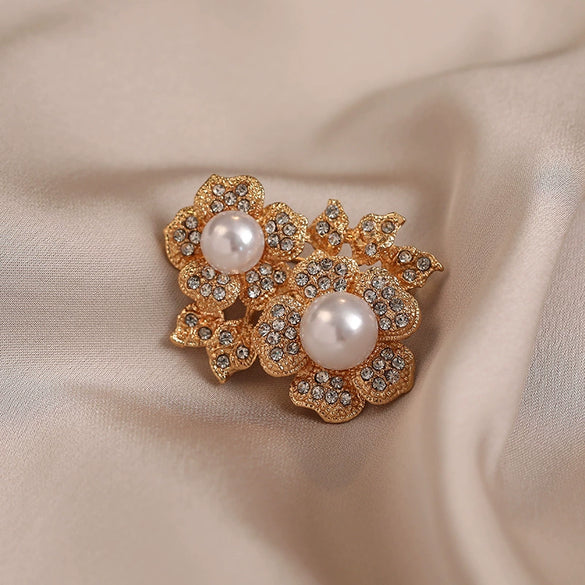 Alloy Flower Pearl Antiexposure Electroplating Women's Minimalist Retro Luxury Coat Brooch