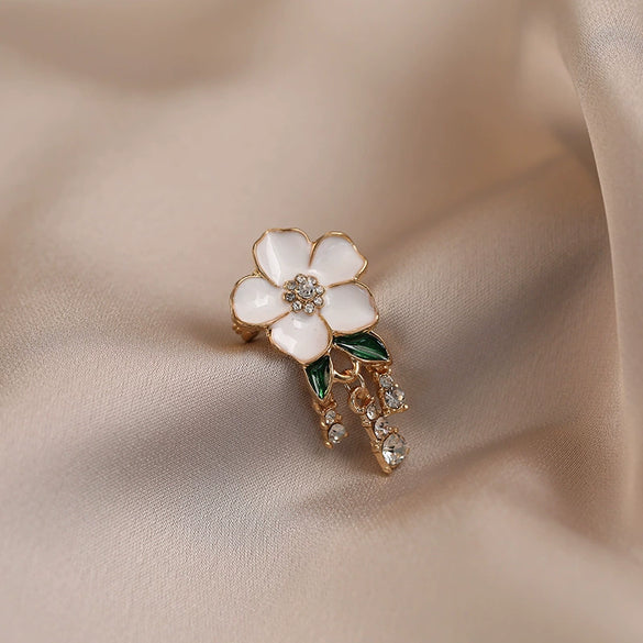 Alloy Flower Shape Electroplated Women's Minimalist Camellia Tassel Brooch Accessories
