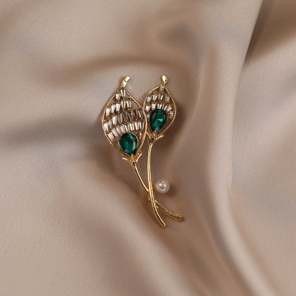 Alloy Flower Shaped Minimalist Women's Rhinestone Brooch With Electroplating