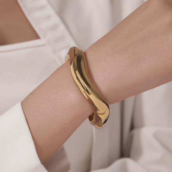 Alloy Geometric Electroplated Heavyduty Design Glossy Unisex Bracelet