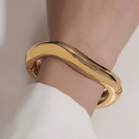 Alloy Geometric Electroplated Heavyduty Design Glossy Unisex Bracelet