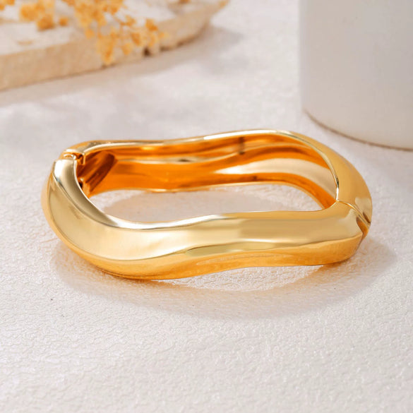 Alloy Geometric Electroplated Heavyduty Design Glossy Unisex Bracelet