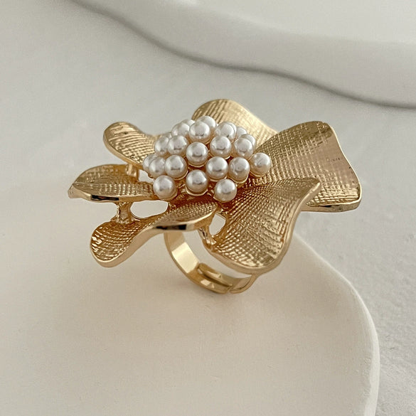 Alloy Geometric Hollow Women's Ring With Flower Pattern And Electroplating Treatment