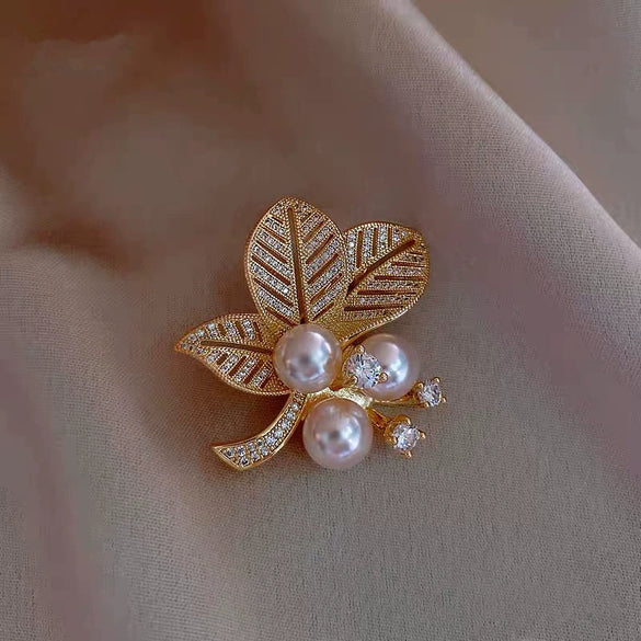Alloy Ginkgo Leaf Brooch Electroplated Women's Floral Accessory