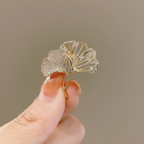 Alloy Ginkgo Leaf Brooch Electroplating Natural Style Ladies Accessories