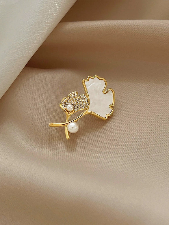 Alloy Ginkgo Leaf Women's Brooch With Electroplating Natural Style