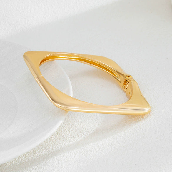 Alloy Hammered Geometric Curved Exaggerated Open Bracelet With Electroplating