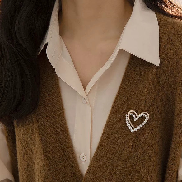 Alloy Heart Pearl Brooch With Flower Pattern And Electroplating For Women