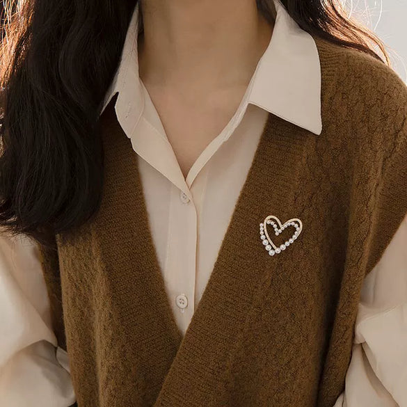 Alloy Heart Pearl Brooch With Flower Pattern And Electroplating For Women