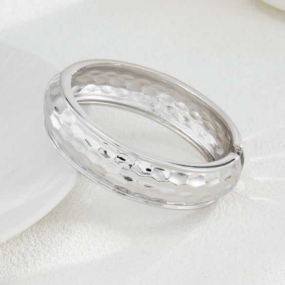Alloy Honeycomb Hammer Pattern Bracelet With Electroplating Design