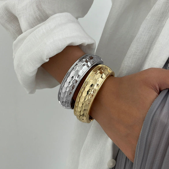 Alloy Honeycomb Hammer Pattern Bracelet With Electroplating Design