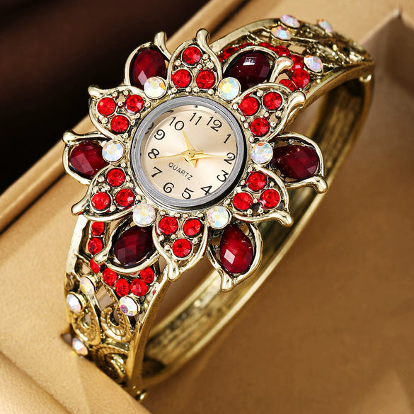 Alloy Lace Quartz Women's Watch With Diamond Encrusted And Round Dial