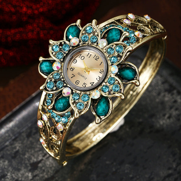 Alloy Lace Quartz Women's Watch With Diamond Encrusted And Round Dial