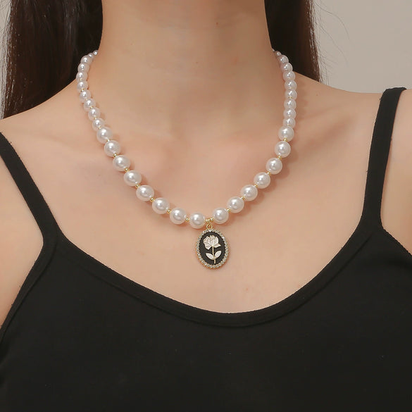 Alloy Ladies Necklace With Flowers Pattern And Electroplating Treatment Box Chain Style Original Design
