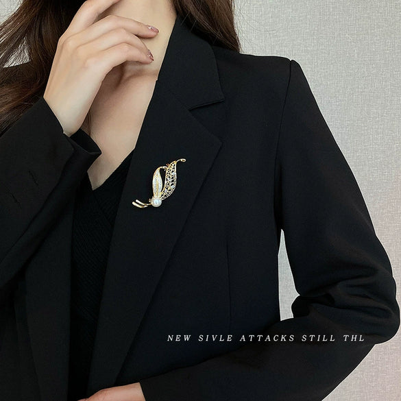 Alloy Leaf Brooch With Pearl Rhinestone Flower Design For Women's Suits Electroplated