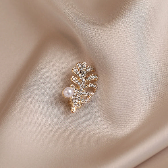 Alloy Leafshaped Antiexposure Brooch For Women Electroplated Minimalist Style With Flower Pattern