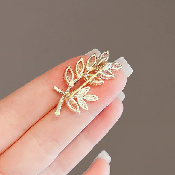 Alloy Leaves Rice Flower Brooch For Women With Electroplating Process And Antislip Buckle