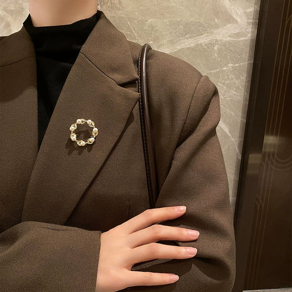 Alloy Pearl Circle Flower Style Electroplating Women's Brooch And Silk Scarf Buckle Accessories