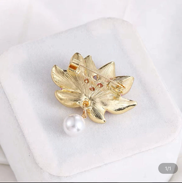 Alloy Pearl Flower Brooch Electroplated Women's Retro Natural Style Coat Accessory