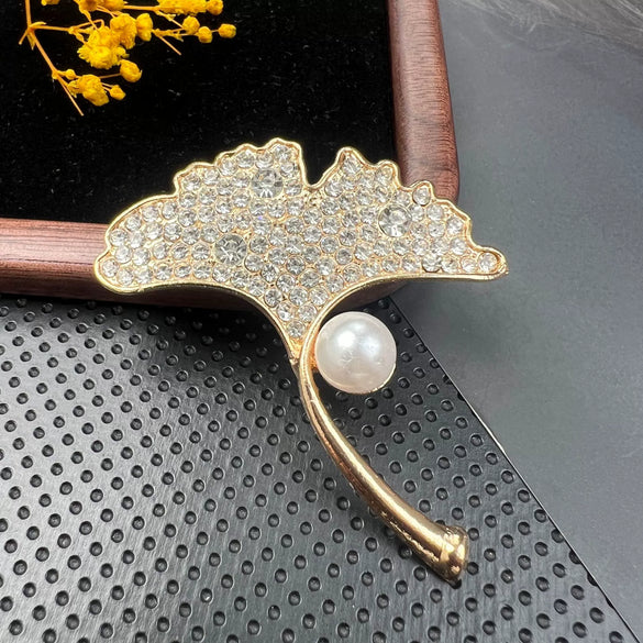 Alloy Pearl Ginkgo Leaf Rhinestone Brooch With Electroplating Treatment And Flower Pattern For Unisex