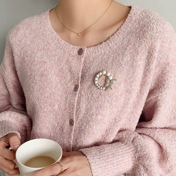 Alloy Pearl Women's Natural Flower Shaped Brooch With Electroplating Design