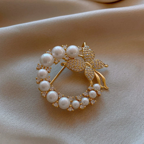 Alloy Pearl Women's Natural Flower Shaped Brooch With Electroplating Design