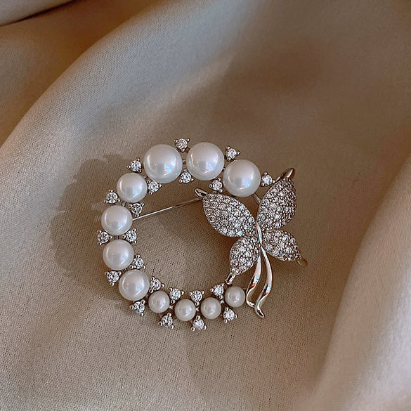 Alloy Pearl Women's Natural Flower Shaped Brooch With Electroplating Design
