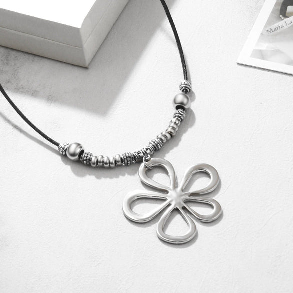 Alloy Retro Flower Pendant Necklace With Geometric Pattern And Electroplating Treatment Unisex