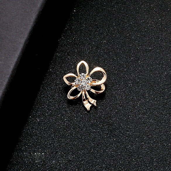 Alloy Rhinestone Pearl Women's Retro Antilight Sweater Pin Brooch With Flower Pattern And Electroplating Treatment