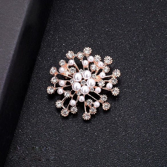 Alloy Rhinestone Pearl Women's Retro Antilight Sweater Pin Brooch With Flower Pattern And Electroplating Treatment