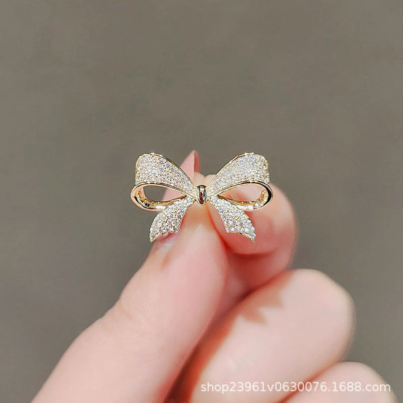 Alloy Silver Women's Antiexposure Flower Pattern Electroplated Brooch Chest Pin For Fixing Clothes