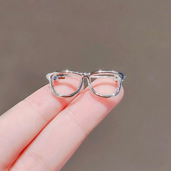 Alloy Silver Women's Antiexposure Flower Pattern Electroplated Brooch Chest Pin For Fixing Clothes
