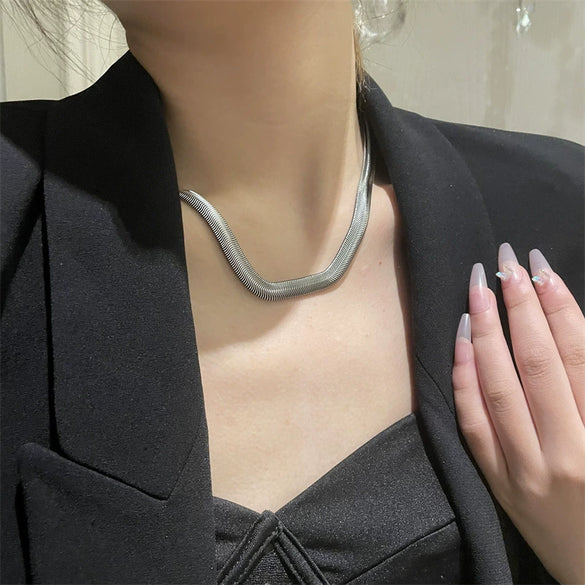 Alloy Snake Bone Chain Necklace With Wave Design Electroplated Thick Clavicle Necklace For Women