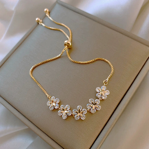 Alloy Star Pattern Flower Bracelet For Women With Electroplating Design
